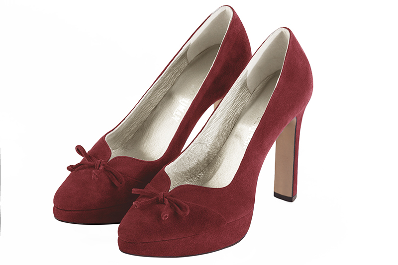 Burgundy red women's dress pumps, with a knot on the front. Tapered toe. Very high slim heel with a platform at the front. Front view - Florence KOOIJMAN